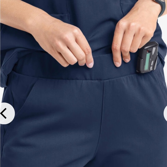 ๐ MOVEMENT Flat Front Scrub Pant Jogger Womens S Navy Blue NWOT - Picture 2 of 13